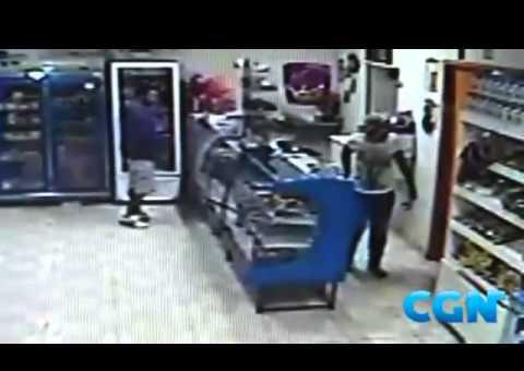 Imagens registraram assalto em panificadora